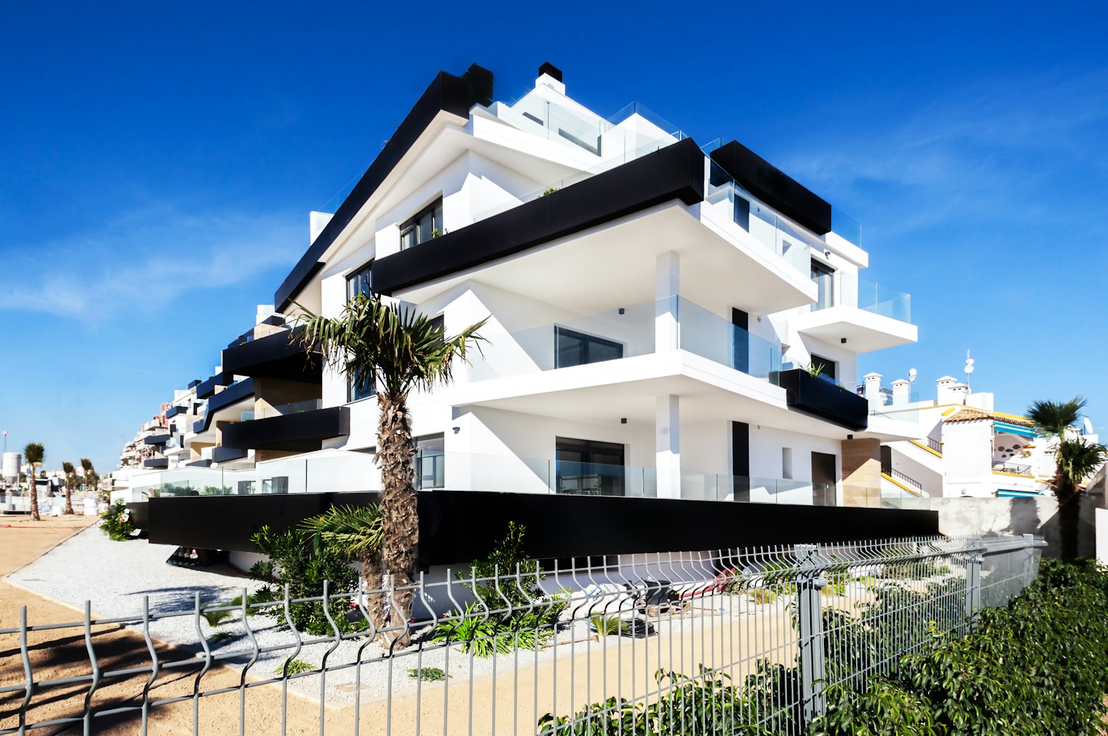 Sunny 3-bed villa — photo 1 of 6